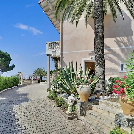 Le Chateau De Lese Hotel